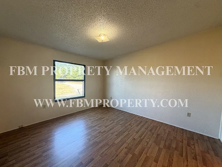 633 Mosley Rd — Photo 22