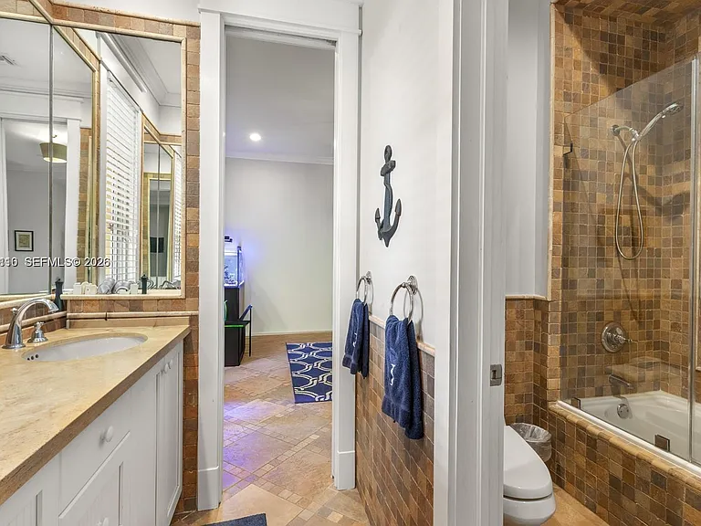 685 Harbor Ln — Photo 32