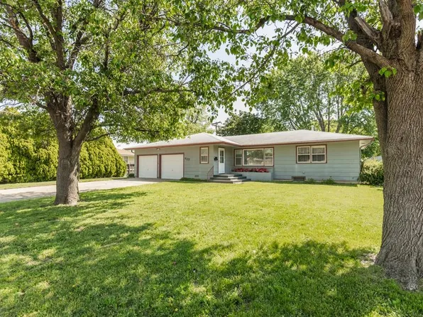 427 Regent Rd, Salina, KS 67401