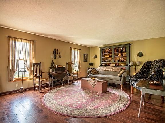 4th image of 1331 Foxwood Dr