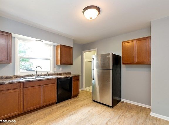5th image of 411 W Navaho Ave
