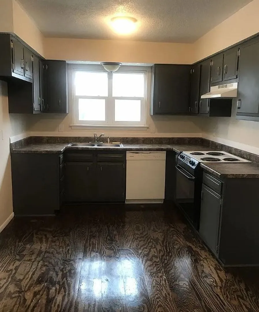 Leasing — Photo 3