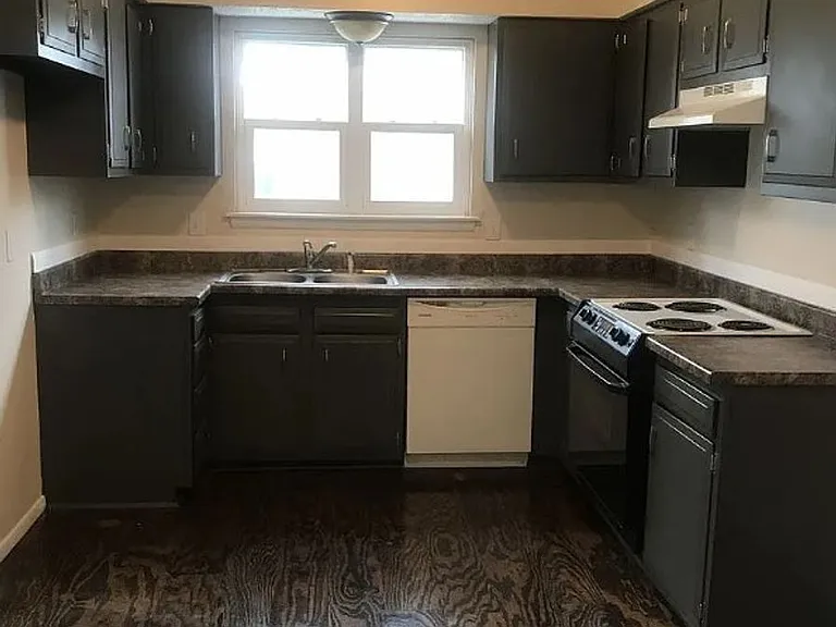 1650 N Engel Ave — Photo 3