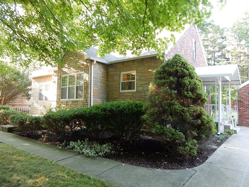 1st image of 748 Maple Heights Dr