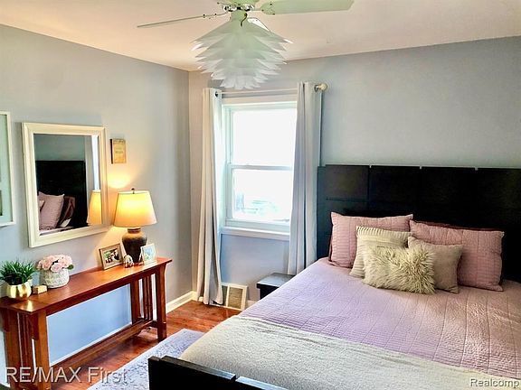 5th image of 26712 Groveland St