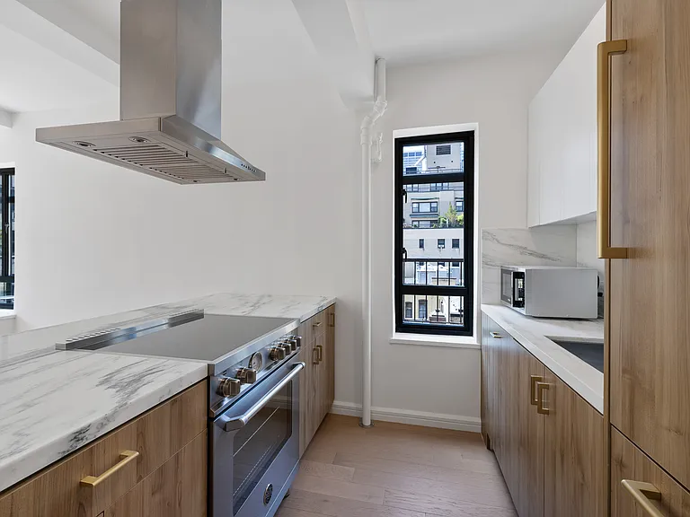 340 E 52nd St #PHC — Photo 3