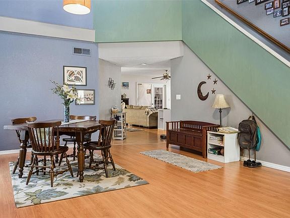 5th image of 3237 Montrose Cir