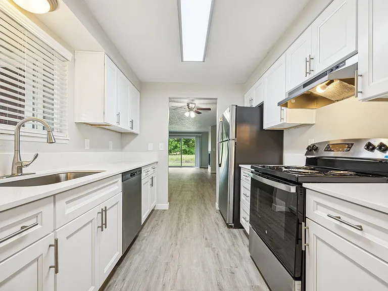 Village At Creekside Townhomes — Photo 27