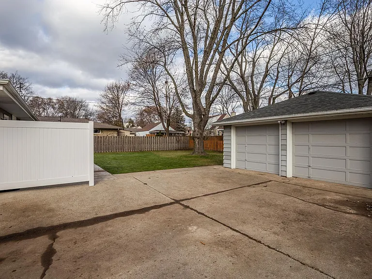 W170N8758 Edgewood Pl — Photo 24