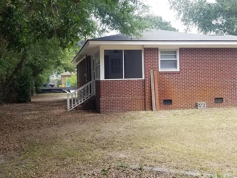 1439 Allen St — Photo 4