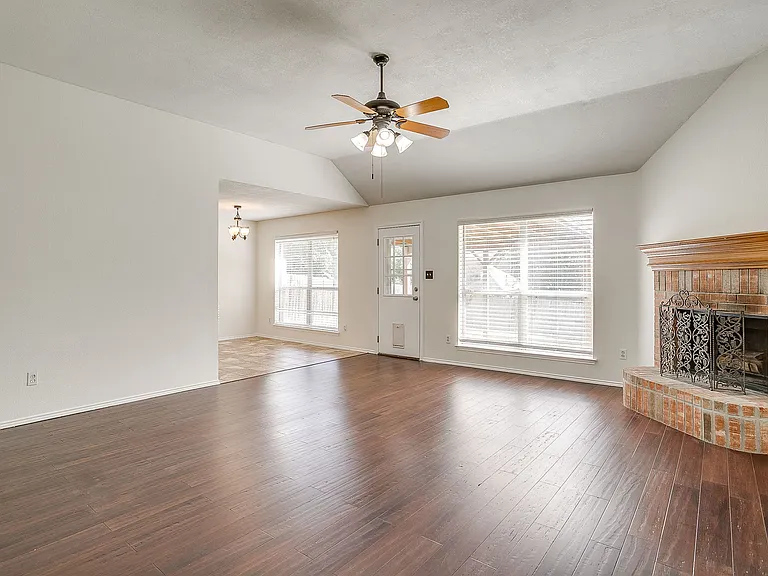 608 Gracie Ln — Photo 3