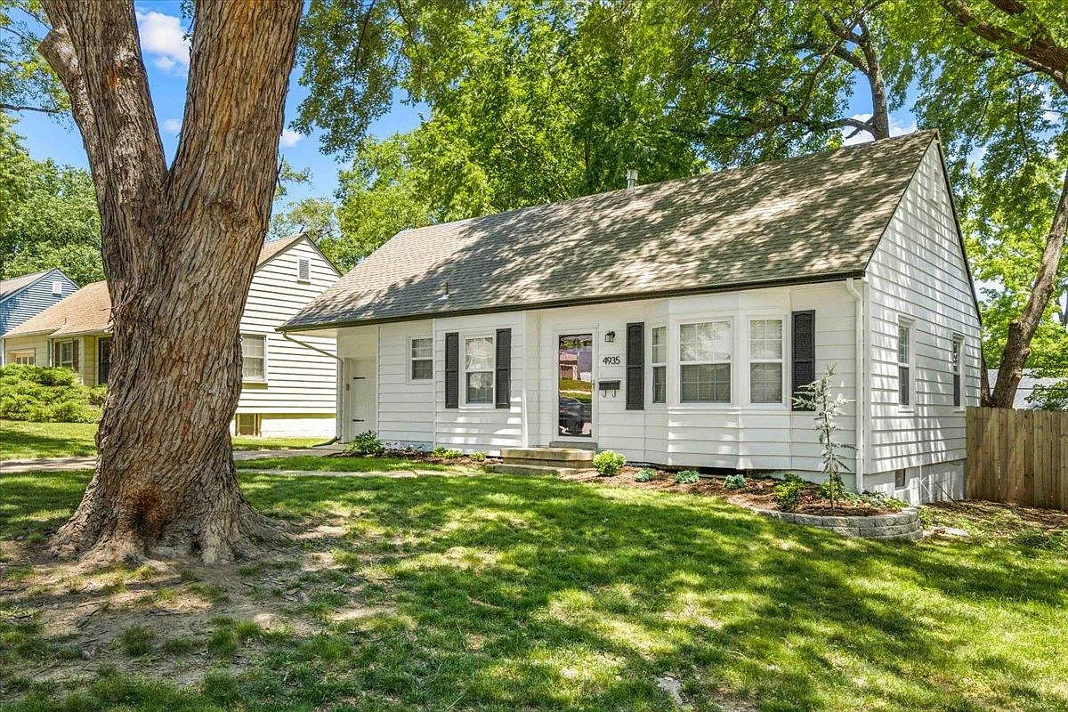 4935 Rosewood Dr — Photo 3