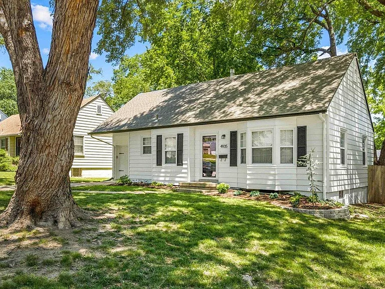 4935 Rosewood Dr — Photo 3