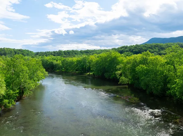 201 Mountainview Dr, Luray, VA 22835