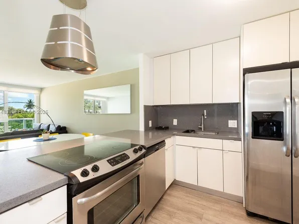 100 Bayview Dr APT 210, Sunny Isles Beach, FL 33160