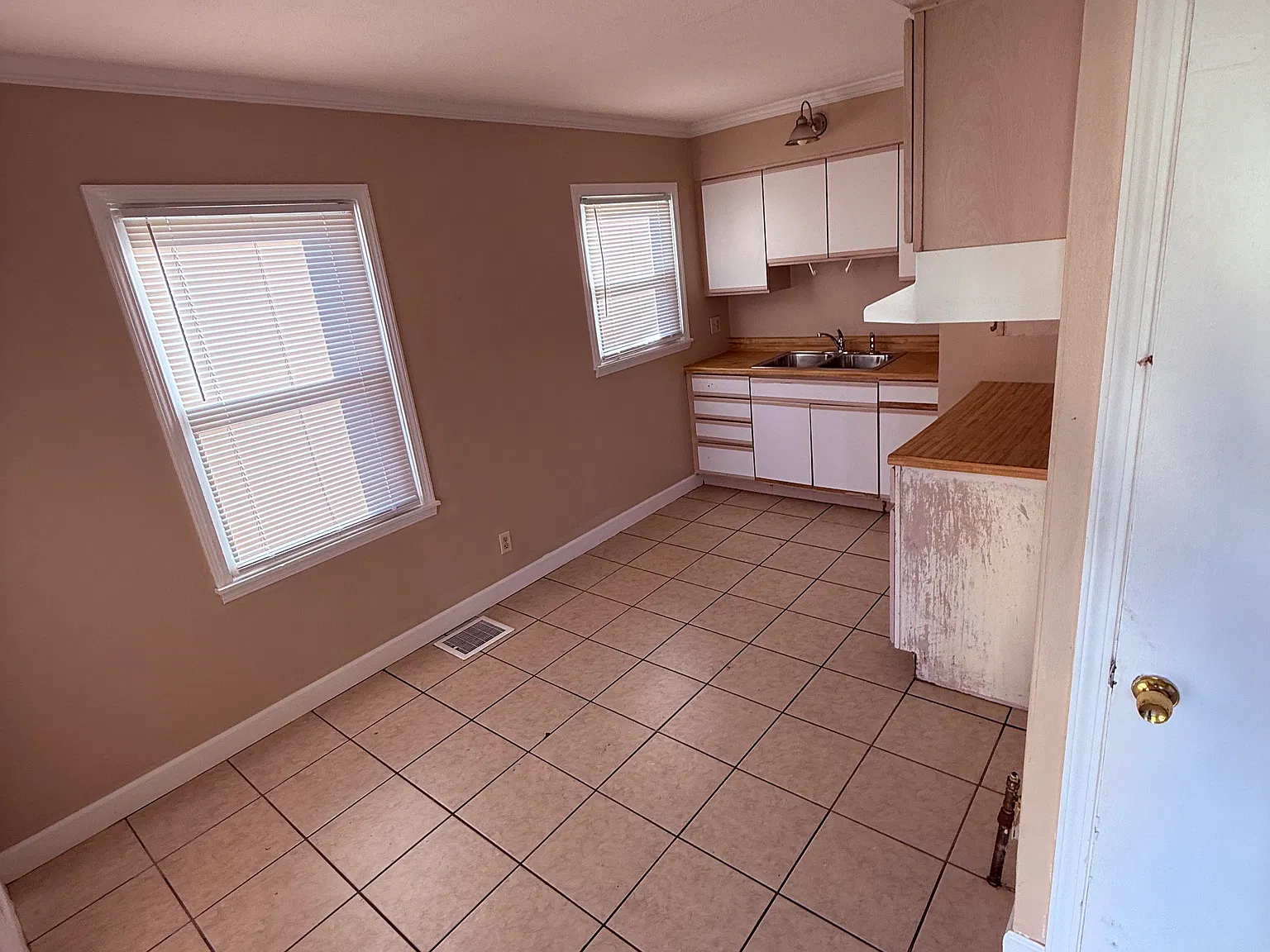 3 bed, 1190 sqft, $1,200 — Photo 3