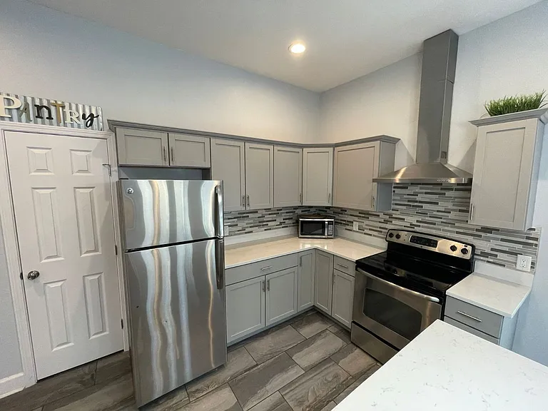 404 S Olive St — Photo 3