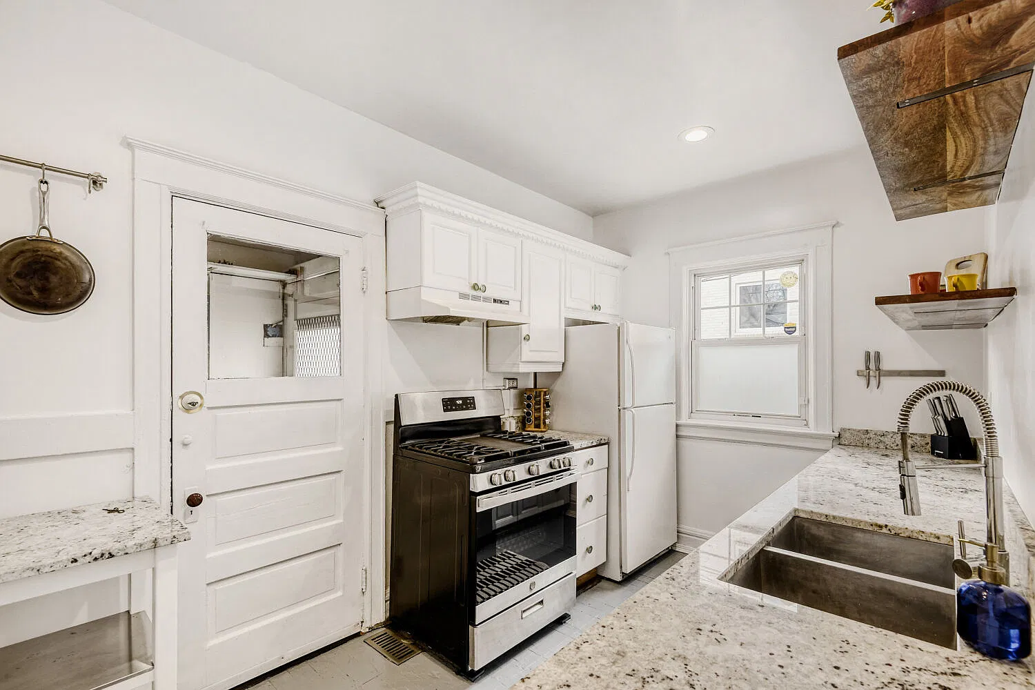 1 bed, 1096 sqft, $2,400 — Photo 2