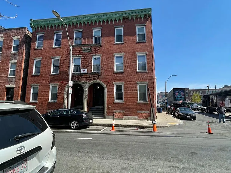 210-212 Maverick St — Photo 9