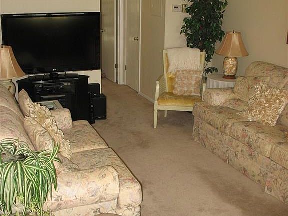 2nd image of 25 Pine Arbor Ln