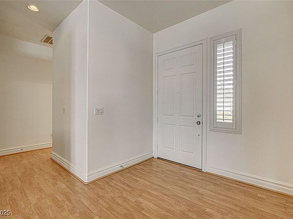 4th image of 33 Chateau Whistler Ct