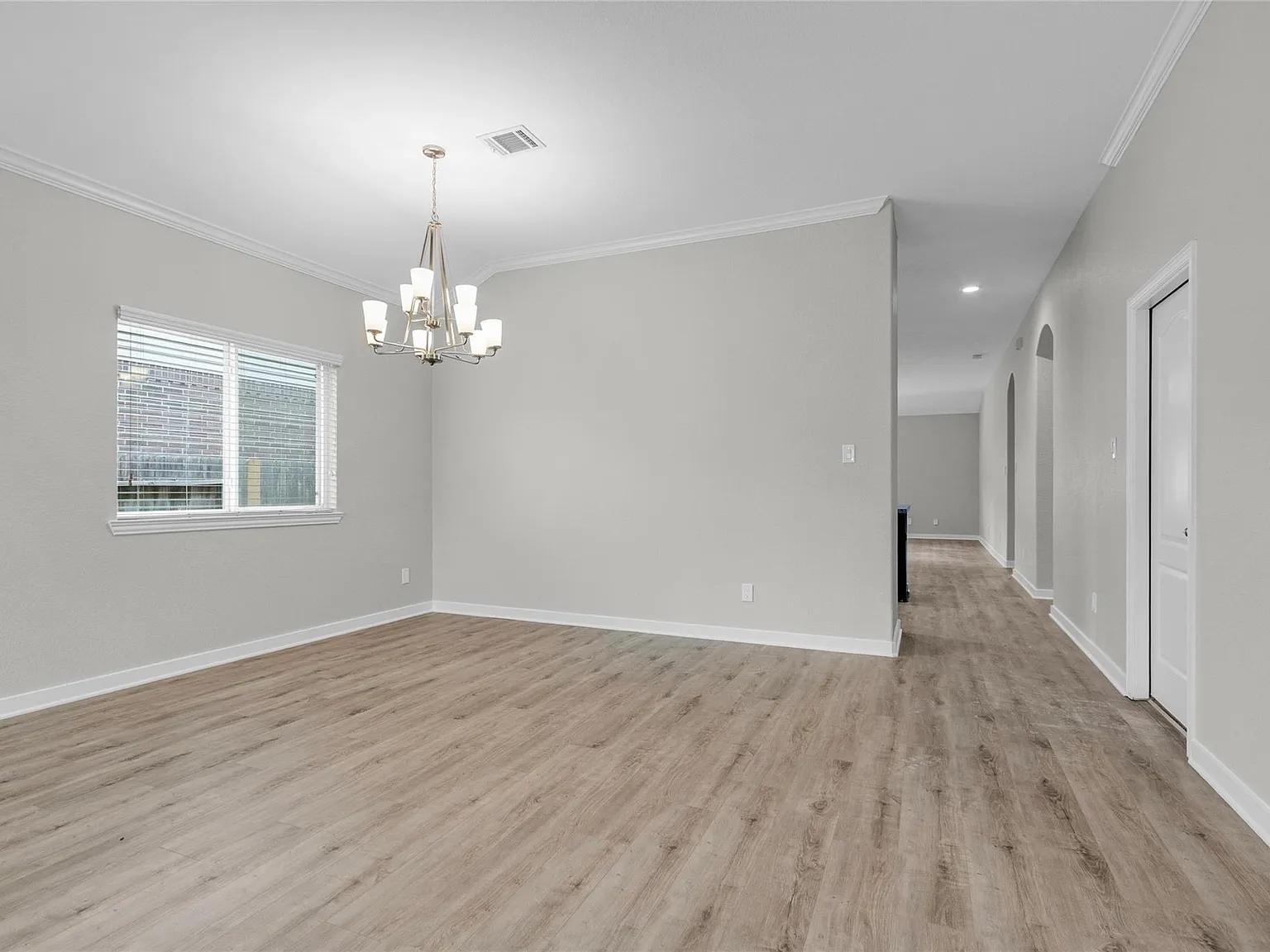 3 bed, 2.0 bath, 1943 sqft, $2,250 — Photo 3