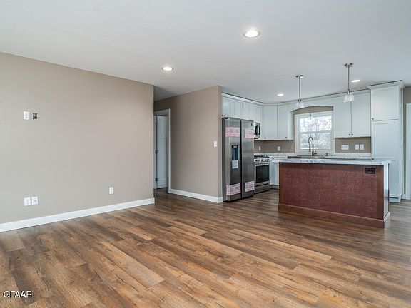 4th image of 622 23rd Ave S