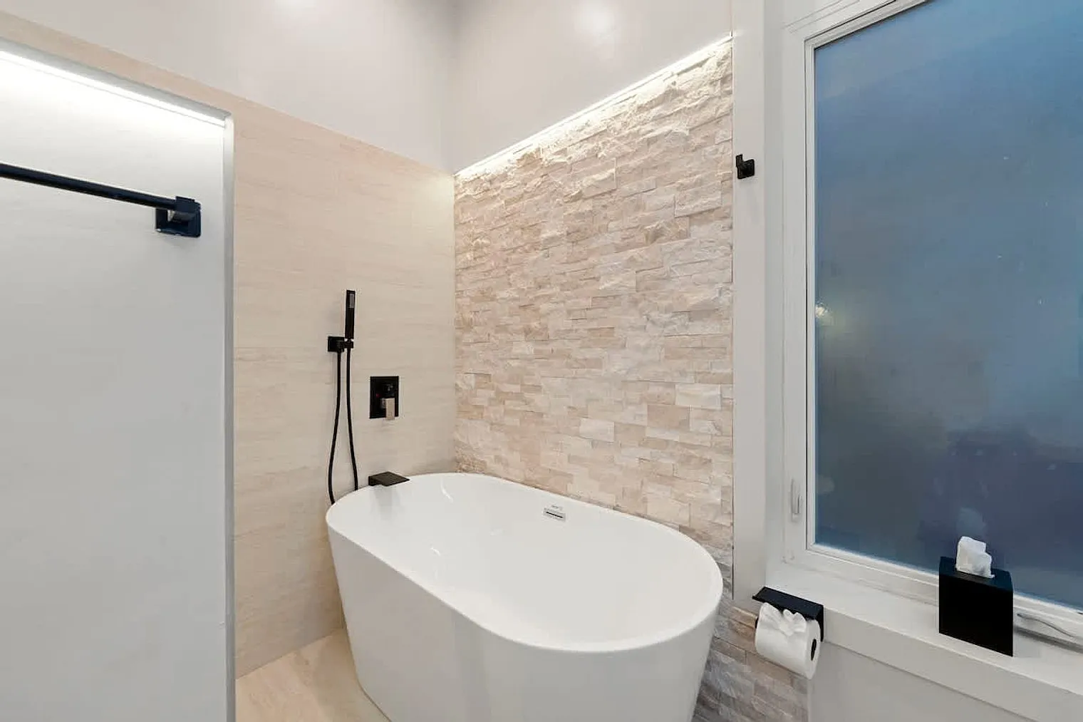 2 bed, 2.0 bath, 1194 sqft, $4,492 — Photo 4