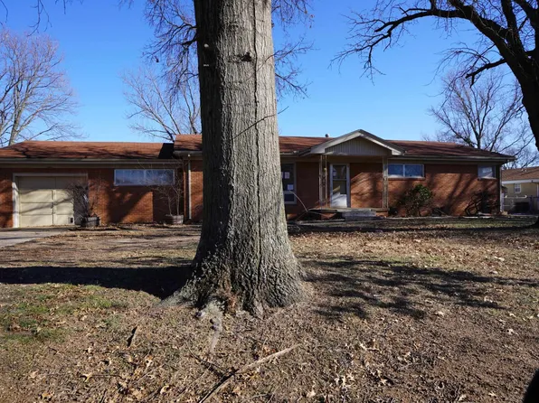 820 N Elm St, Belle Plaine, KS 67013