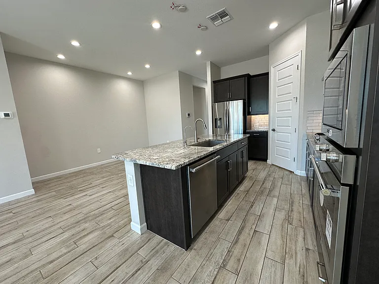 10319 W Harmony Ln — Photo 10