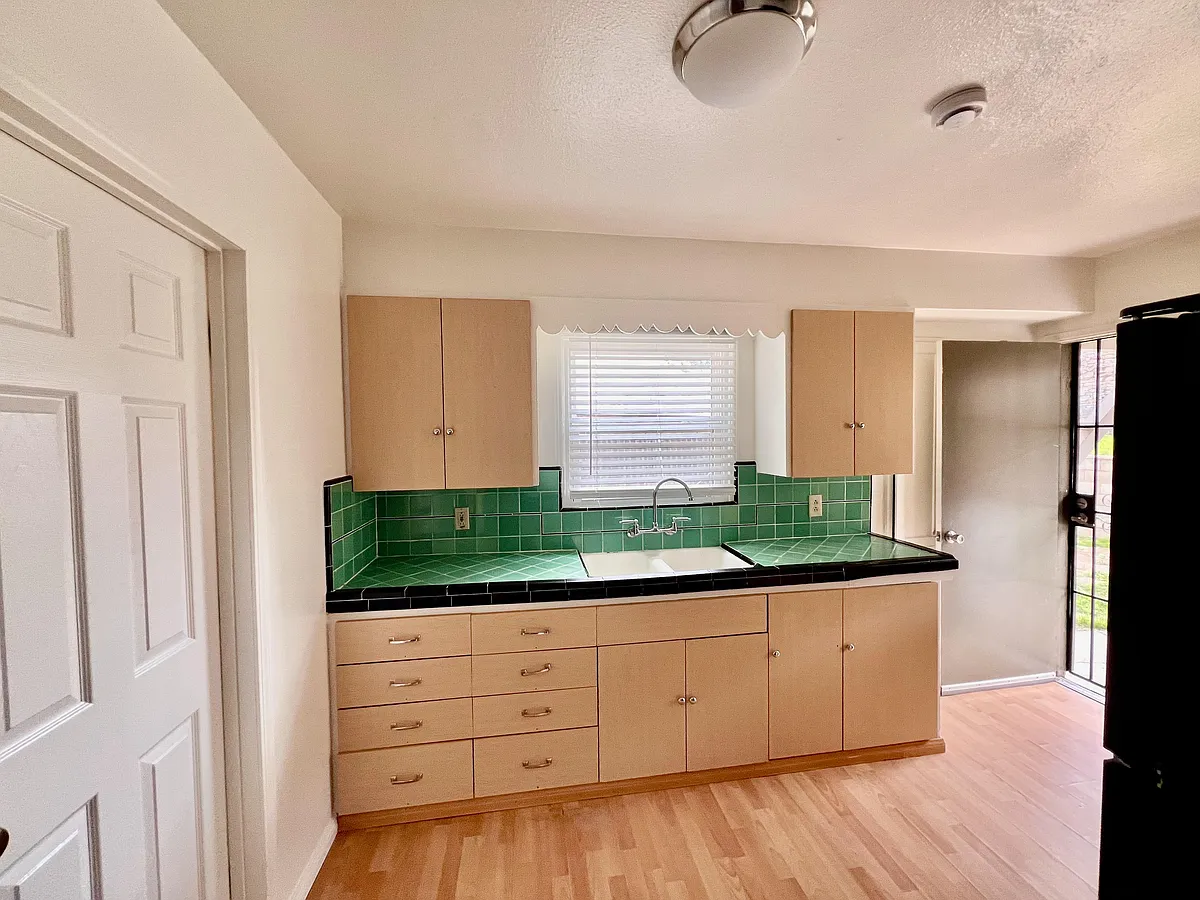 Kitchen - 8917 Emerald Grove Ave