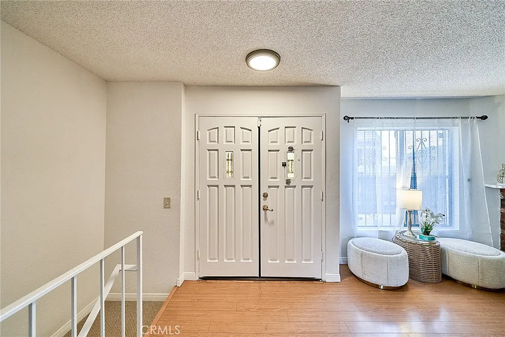 3 bed, 2.5 bath, 1286 sqft, $3,300 — Photo 3