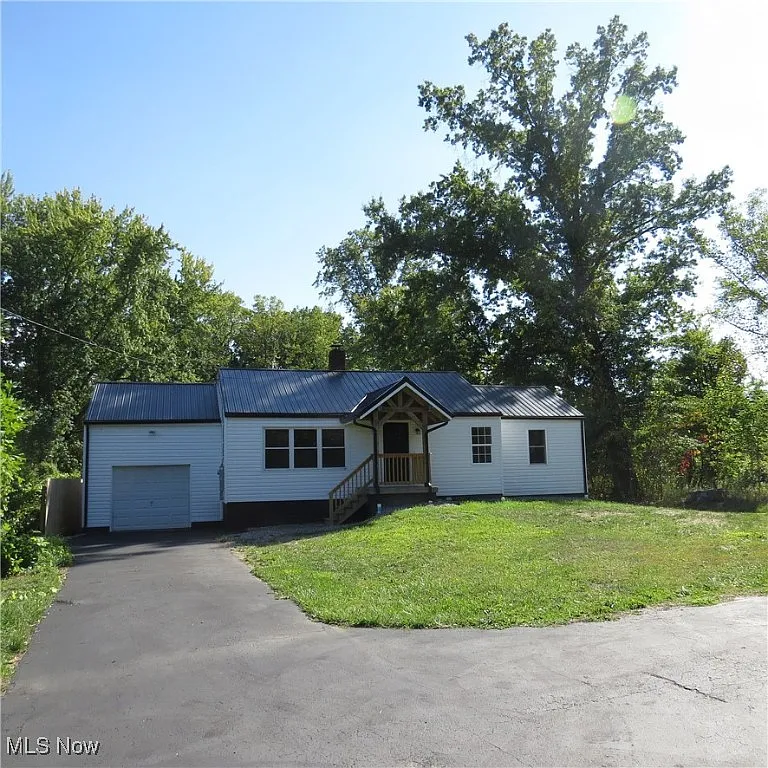 6069 Center Rd photo 1
