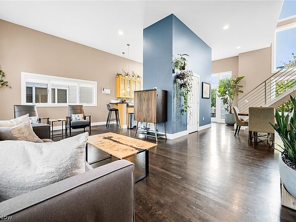 3rd image of 2233 City View Dr