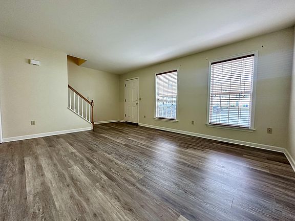 5th image of 556 Downington Ct