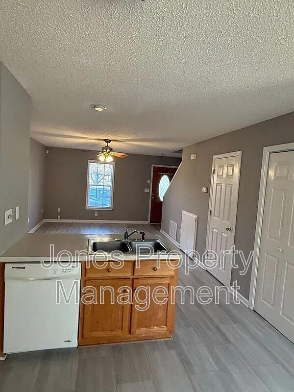 2 bed, 1.5 bath, 1024 sqft, $1,270 — Photo 3