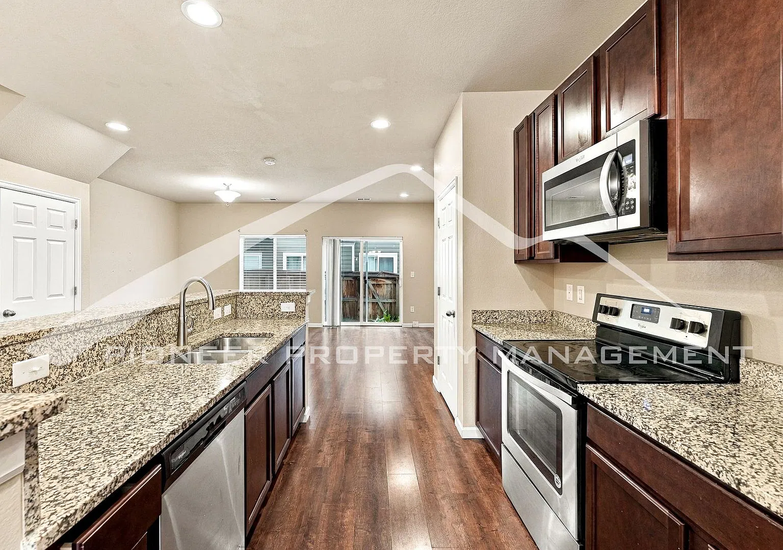 Awesome Townhome in Commerce City — Photo 3