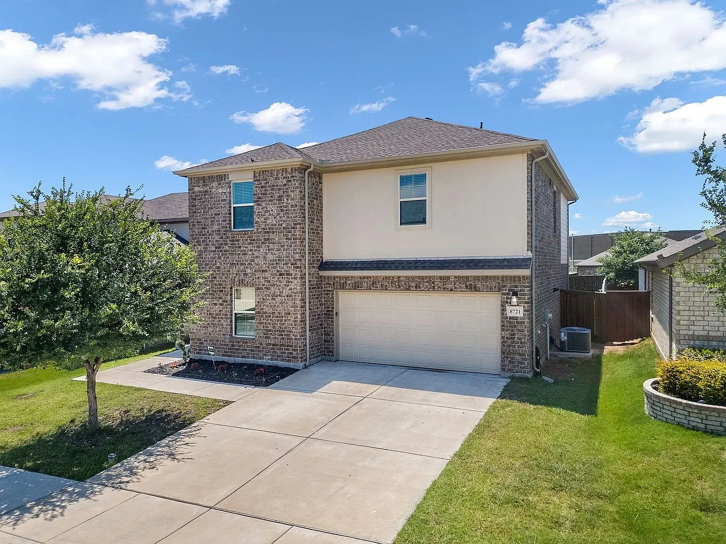 Welcome to this beautiful 4-bedroom, 3-bathroom two-story home in Fort Worth, offering comfort, s... — Photo 2