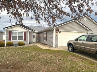 706 Oak Tree Ln, Belpre, OH 45714