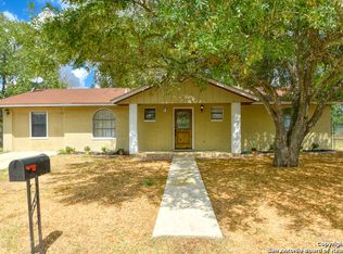 329 Wildrose Dr, Floresville, TX 78114