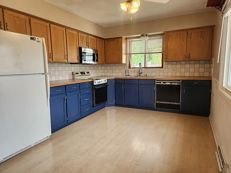 1240 Grant Ave — Photo 2