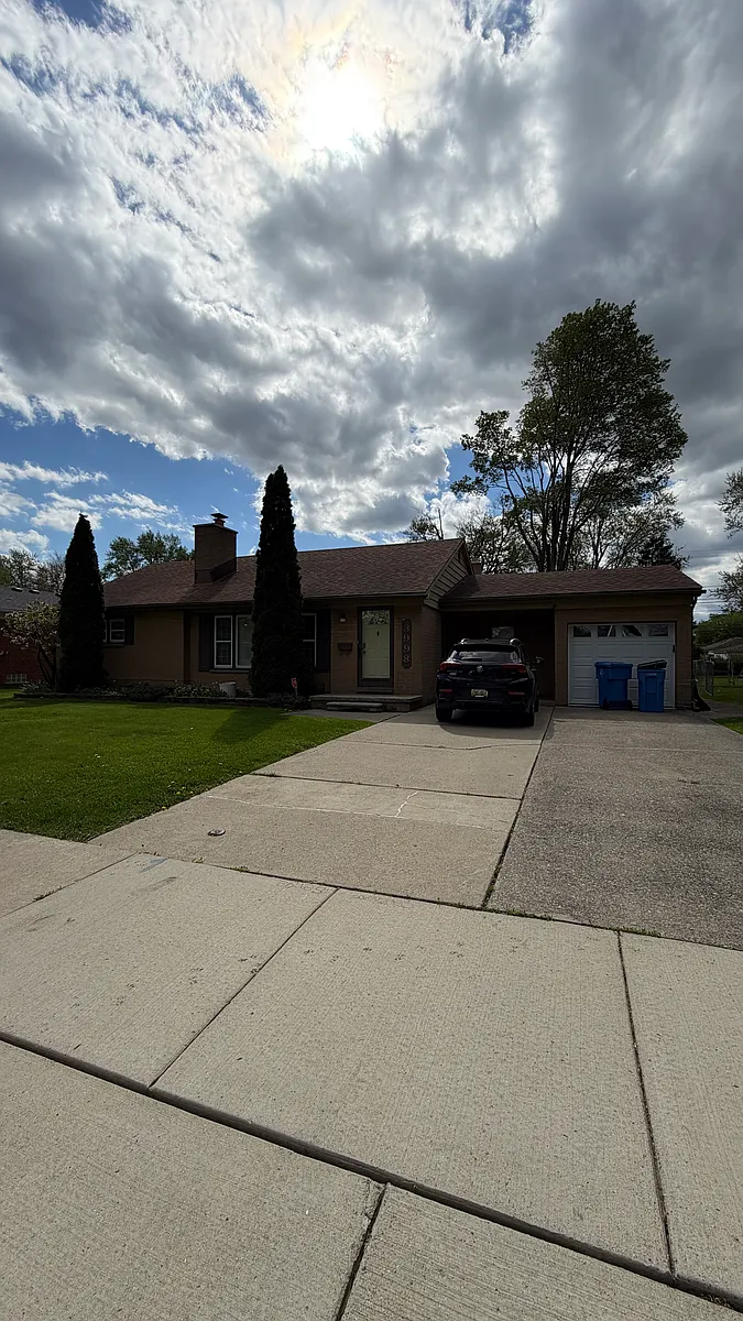 Building Photo - 3998 Pardee Ave