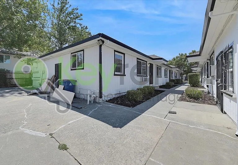 1071 Santiago Ave #6 — Photo 13