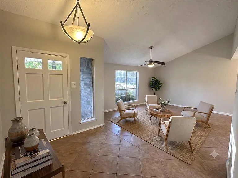 302 Morningside Dr — Photo 4