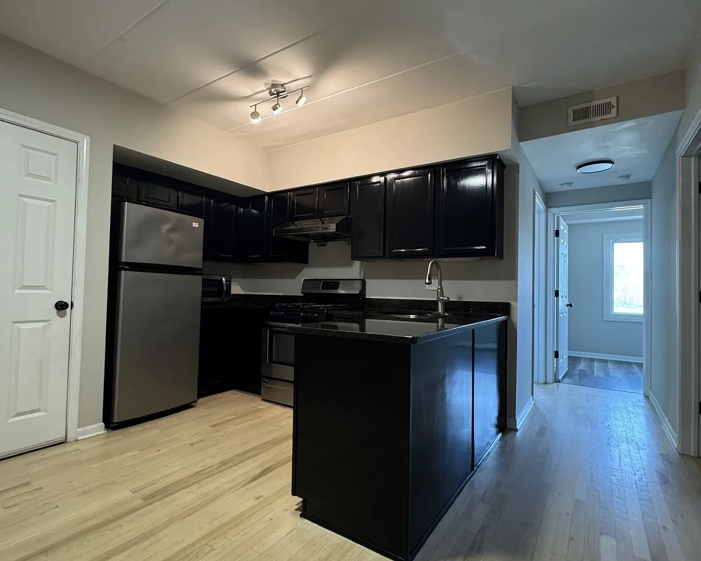 2 bed, 700 sqft, $1,700 — Photo 2