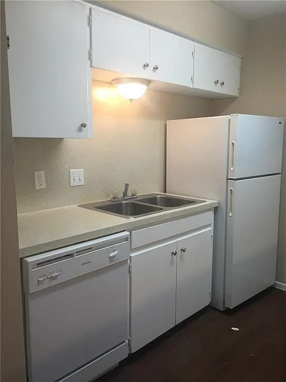 Studio, 1.0 bath, 450 sqft, $795 — Photo 2
