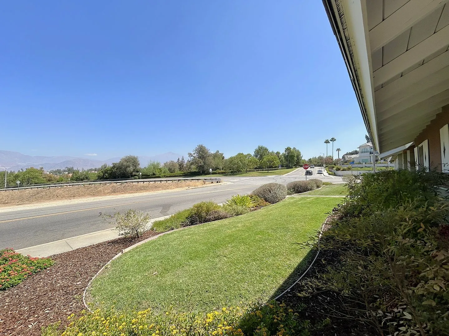 Beautiful 4-Bedroom Home on Sunset Dr in South Redlands! — Photo 2