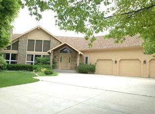 4 Bedford Ct, Bloomington, IL 61704