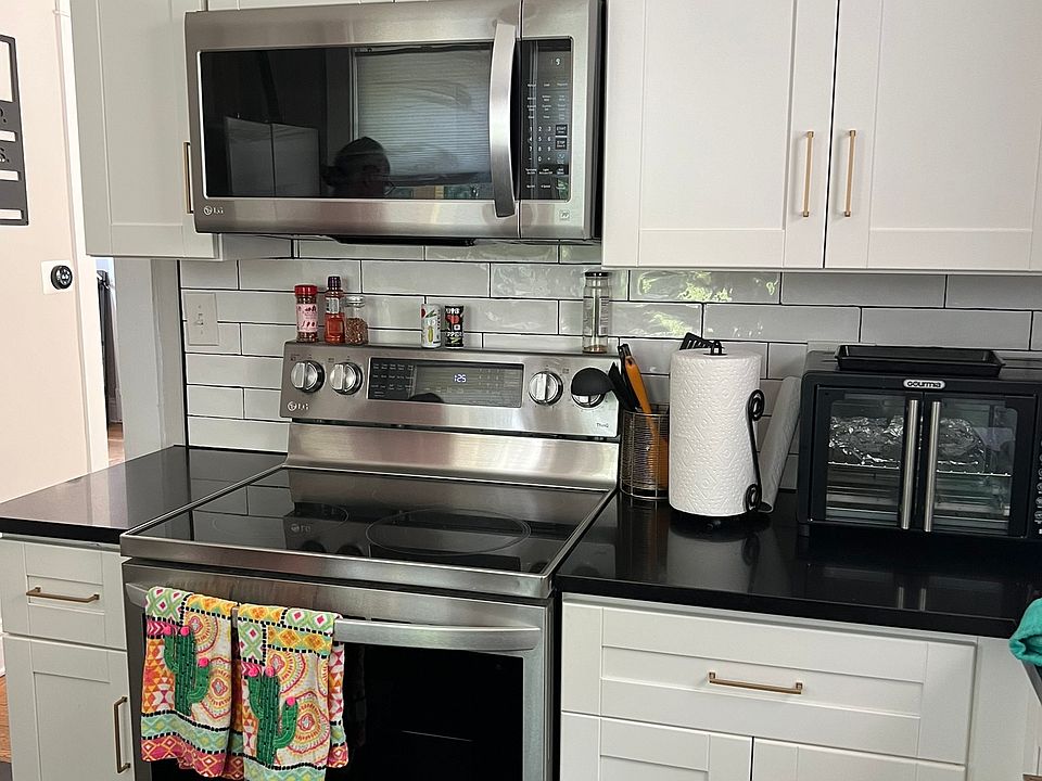 Kitchen oven/stove, microwave