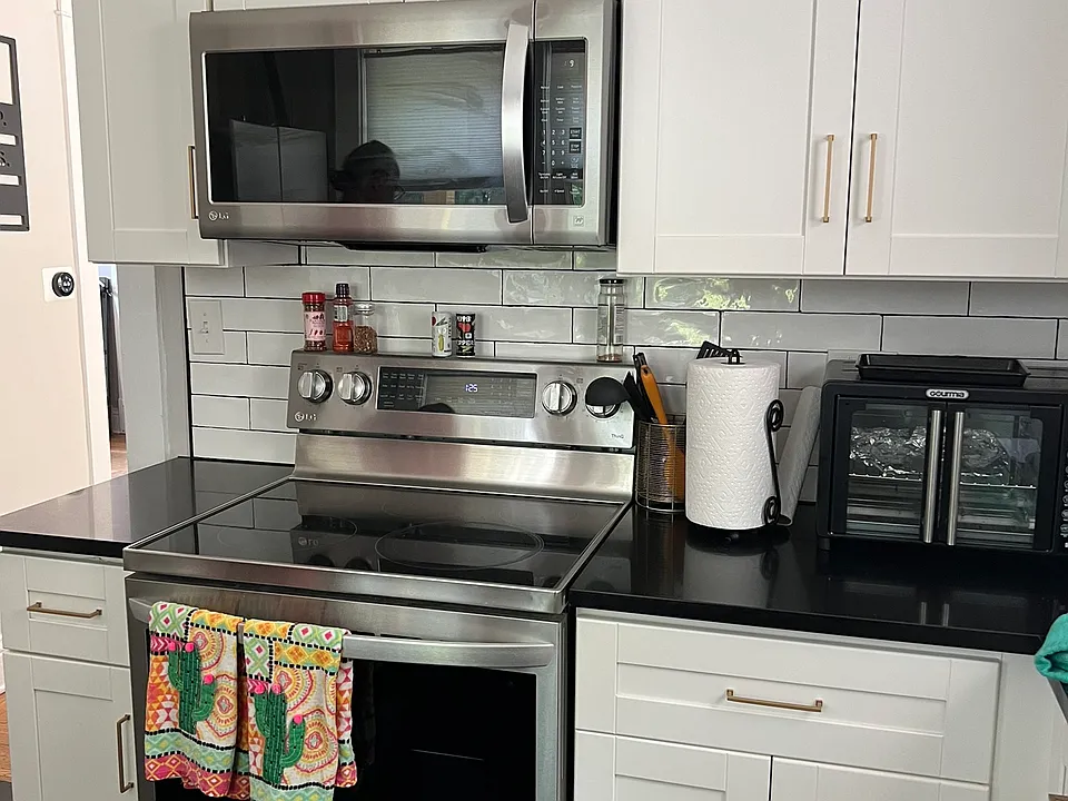 Kitchen oven/stove, microwave